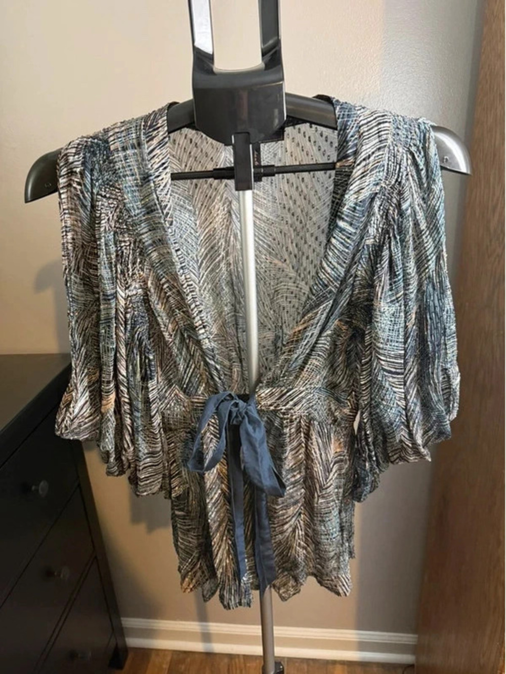 BCBGMaxAzria Size Small Cold Shoulder Tie Front Kimono Blouse